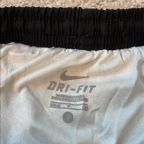 Black Nike shorts - Picture 5 of 9